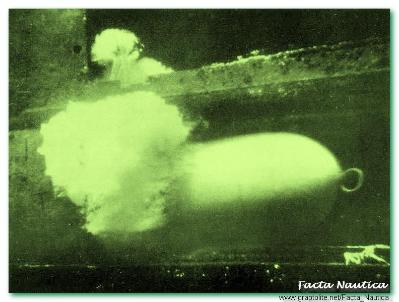 Fotografia podwodna - torpeda opuszcza wyrzutni�.